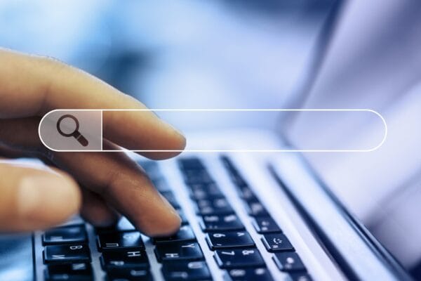 close-up-of-hand-using-laptop-computer-on-blurry-b-2026-01-11-08-43-14-utc SEO per sito web