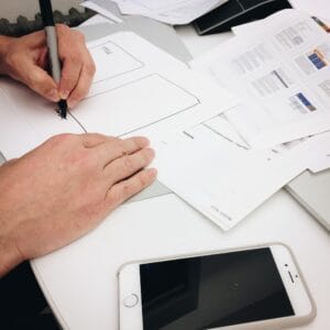 closeup-of-office-worker-with-documents-spread-out-2026-01-06-10-50-21-utc sito web preventivo