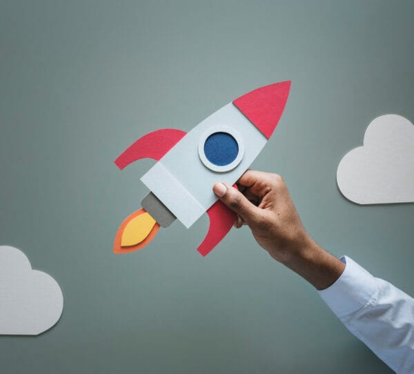 Hand holding rocketship startup business Velocità SEO sito web