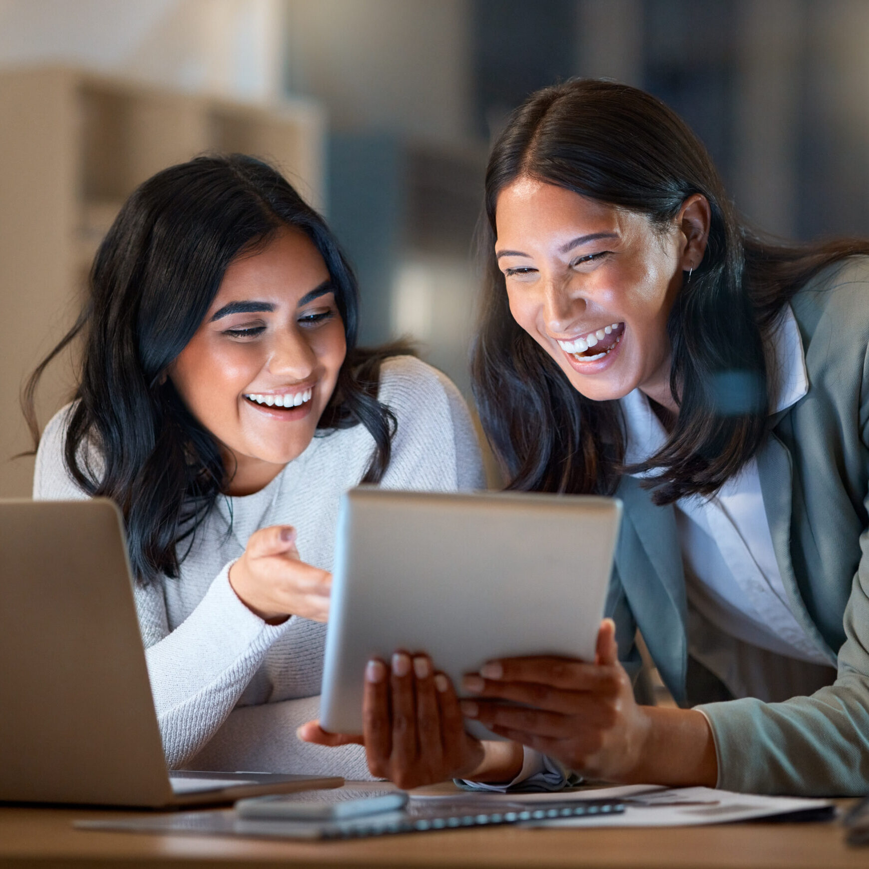smiling-women-reviewing-tablet-at-work-late-night-2026-03-25-05-03-51-utc realizzare sito web costi