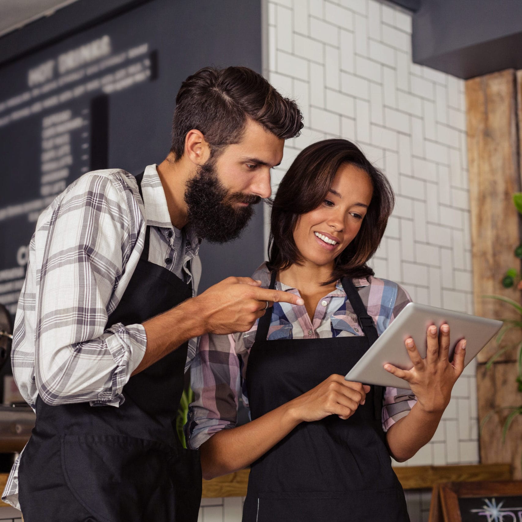 two-waiters-using-a-tablet-computer-in-the-bar-2026-03-26-11-50-43-utc sito web ristorante