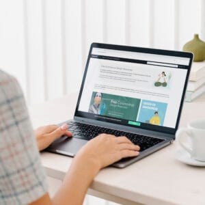 Woman checking out free design resources at a website preventivo sito web