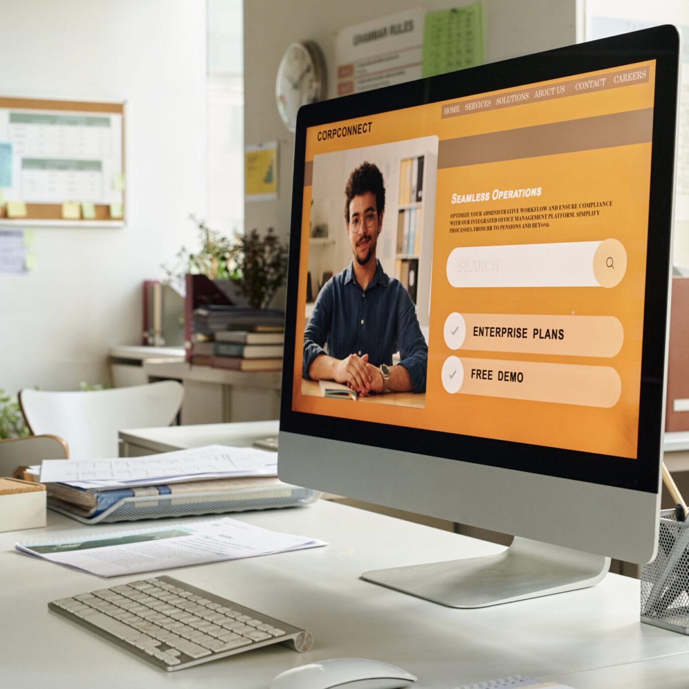 Working in Modern Office Using New Business Software siti per professionisti